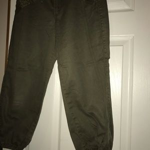 Levi’s green capris